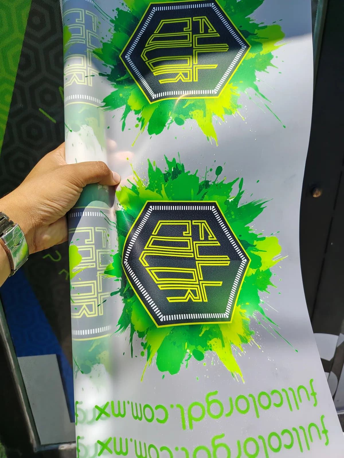 Rollo de vinil impreso con el logo de Full Color