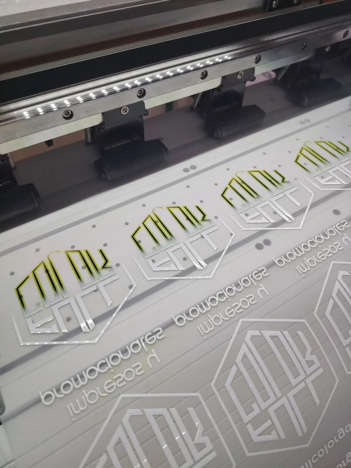 Plotter imprimiendo stickers de Full Color